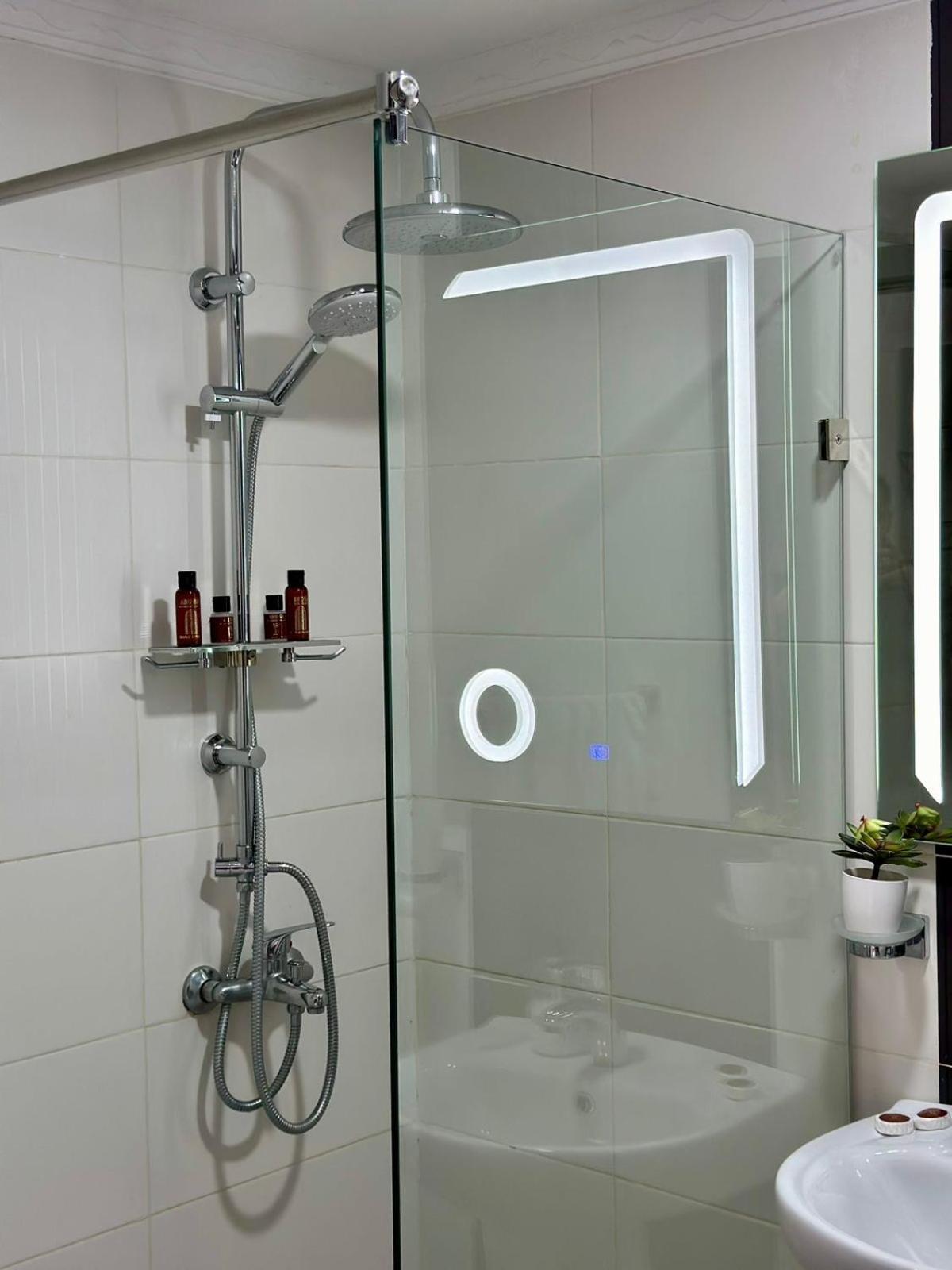 Appart Neuf Lumineux Climatise 1Ere Etage タンジェ エクステリア 写真